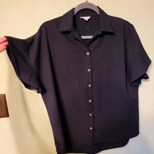 le Kate Button-down Dressy 100% polyester top. Small